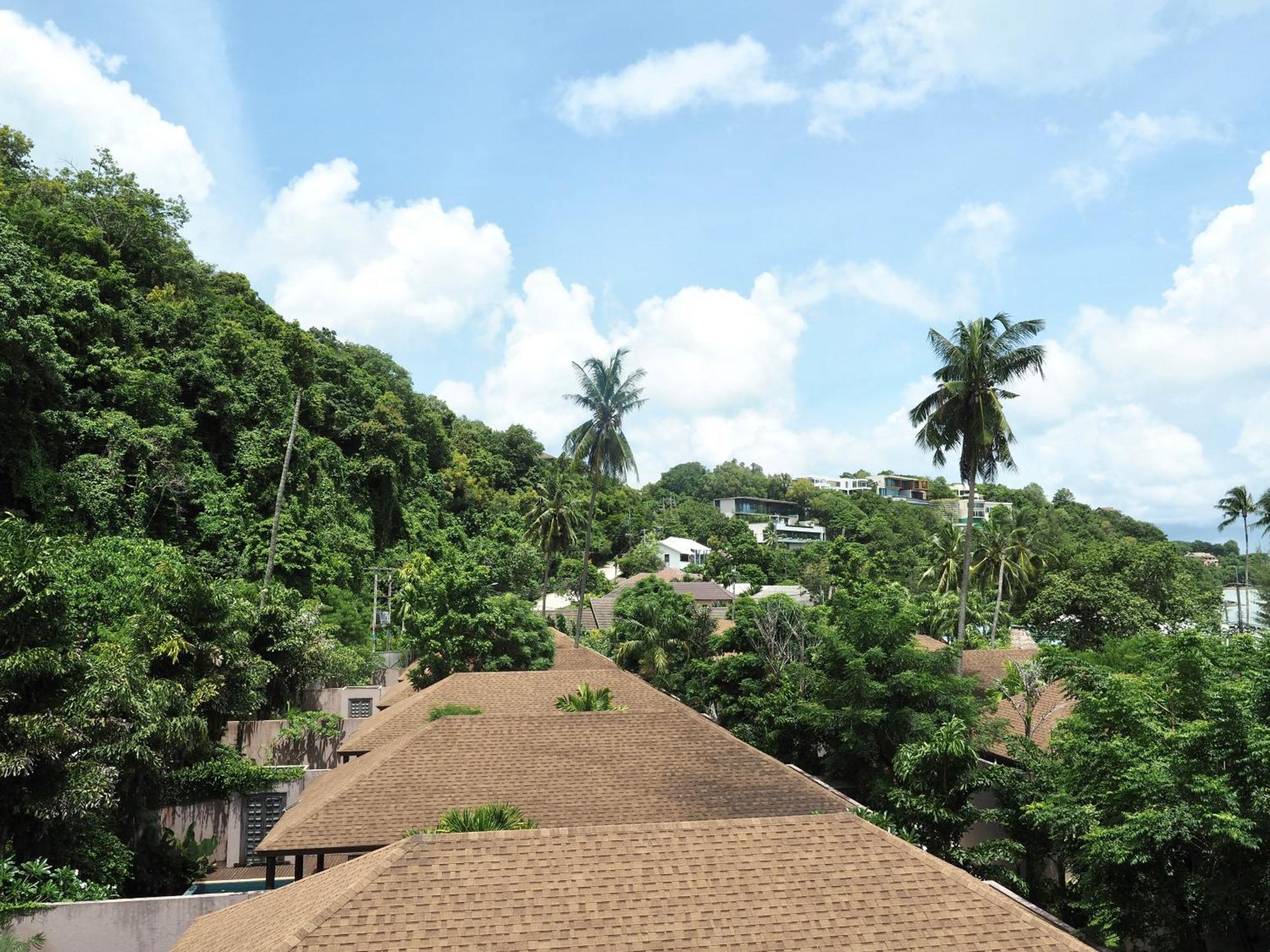 Panwaburi Beachfront Resort - Sha Extra Plus المظهر الخارجي الصورة View of the roofs of the houses in the village